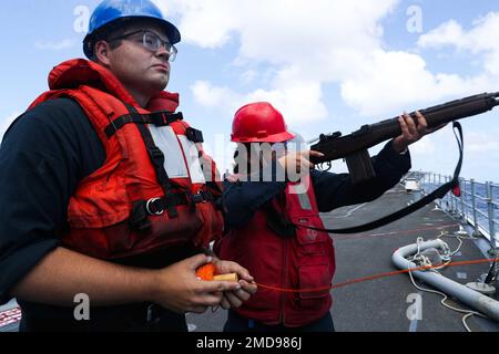 220714-N-CO548-1002 PAZIFIK (14. JULI 2022) USA Navy Gunner’s Mate Seaman Nathaniel strole, Left, aus Cincinatti, und Gunner’s Mate 3. Class Alexandra Garcia Herrera, aus Richmond, Virginia, bereiten sich darauf vor, eine Schusslinie abzufeuern, während der Ticonderoga-Klasse-Guided-Raketenkreuzer USS Mobile Bay (CG 54) ein Wiederauffüllungsschiff auf See mit Royal MAS-Hilfsschiff der australischen Marine betreibt (A 195) und Royal Canadian Navy Fregatte HMCS Winnipeg (FFH 338) während Rim of the Pacific (RIMPAC) 2022. Sechsundzwanzig Nationen, 38 Schiffe, vier U-Boote, mehr als 170 Flugzeuge und 25.000 Mitarbeiter Stockfoto