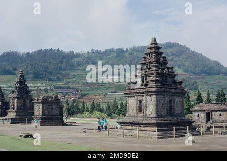 Banjarnegara, Indonesien - 20. Januar 2023: Touristen besuchen den Candi Arjuna Hindu-Tempel auf dem Dieng-Plateau. Stockfoto