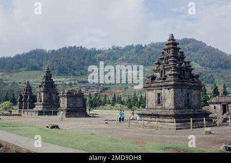 Banjarnegara, Indonesien - 20. Januar 2023: Touristen besuchen den Candi Arjuna Hindu-Tempel auf dem Dieng-Plateau. Stockfoto