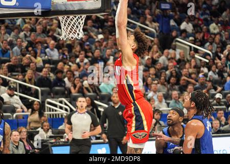Orlando, Florida, USA, 20. Januar 2023, New Orleans Pelicans Center Jaxson Hayes #10 taucht in der zweiten Hälfte im Amway Center ein. (Foto: Marty Jean-Louis) Stockfoto