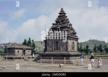 Banjarnegara, Indonesien - 20. Januar 2023: Touristen besuchen den Candi Arjuna Hindu-Tempel auf dem Dieng-Plateau. Stockfoto