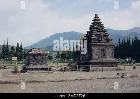 Banjarnegara, Indonesien - 20. Januar 2023: Touristen besuchen den Candi Arjuna Hindu-Tempel auf dem Dieng-Plateau. Stockfoto