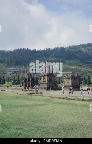 Banjarnegara, Indonesien - 20. Januar 2023: Touristen besuchen den Candi Arjuna Hindu-Tempel auf dem Dieng-Plateau. Stockfoto