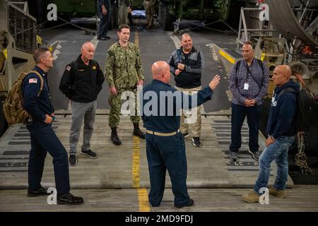 PAZIFIK (14. Juli 2022) - fünf Leiter des Rettungsdienstes von San Diego County nahmen an Bord des Amphibienschiffs USS Anchorage (LPD 23) der San Antonio-Klasse an Bord des Sees Teil. Das „Leaders to Sea“-Programm wird von Commander, Naval Surface Forces, gesponsert und soll einflussreichen Gemeindeführern, Lehrern sowie Führungskräften aus Wirtschaft und Industrie Einblicke in den täglichen Betrieb eines Marineschiffs auf See bieten. Ziel ist es, das Bewusstsein für die Führungsentwicklung und die Karrieremöglichkeiten zu schärfen, die die Navy bietet, einen Einblick in das Leben in der Navy zu geben und Fürsprecher zu bilden Stockfoto