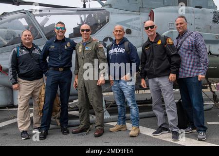 PAZIFIK (14. Juli 2022) - fünf Leiter des Rettungsdienstes von San Diego County nahmen an Bord des Amphibienschiffs USS Anchorage (LPD 23) der San Antonio-Klasse an Bord des Sees Teil. Das „Leaders to Sea“-Programm wird von Commander, Naval Surface Forces, gesponsert und soll einflussreichen Gemeindeführern, Lehrern sowie Führungskräften aus Wirtschaft und Industrie Einblicke in den täglichen Betrieb eines Marineschiffs auf See bieten. Ziel ist es, das Bewusstsein für die Führungsentwicklung und die Karrieremöglichkeiten zu schärfen, die die Navy bietet, einen Einblick in das Leben in der Navy zu geben und Fürsprecher zu bilden Stockfoto
