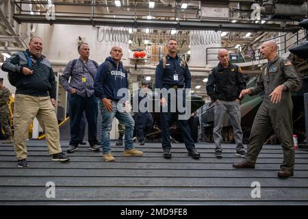 PAZIFIK (14. Juli 2022) - fünf Leiter des Rettungsdienstes von San Diego County nahmen an Bord des Amphibienschiffs USS Anchorage (LPD 23) der San Antonio-Klasse an Bord des Sees Teil. Das „Leaders to Sea“-Programm wird von Commander, Naval Surface Forces, gesponsert und soll einflussreichen Gemeindeführern, Lehrern sowie Führungskräften aus Wirtschaft und Industrie Einblicke in den täglichen Betrieb eines Marineschiffs auf See bieten. Ziel ist es, das Bewusstsein für die Führungsentwicklung und die Karrieremöglichkeiten zu schärfen, die die Navy bietet, einen Einblick in das Leben in der Navy zu geben und Fürsprecher zu bilden Stockfoto