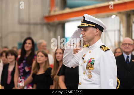 Kapitän Gary Montalvo Jr., Befehlshaber des Submarine Development Squadron (DEVRON) 5, salutiert während einer Zeremonie, mit der Unmanned Undersea Vehicle Squadron (UUVRON) 1 zu einem Unterseekommando erhoben und Unmanned Undersea Flotilla (UUV Flotilla) 1 als untergeordnetes Kommando am Marinestützpunkt Kitsap, Washington, 14. Juli 2022 eingerichtet wurde. Die Zeremonie war auch ein Befehlswechsel für UUVRON-1, wobei Captain Jason Weed Commander ablöste. Robert Patchin. Stockfoto