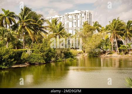 Aventura, Miami, Florida - 22. Januar 2023: Urbane Landschaft mit Wasserkanal, modernen Gebäuden und Himmel Stockfoto