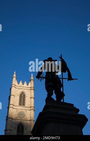 De Maisonneuve Monument gegenüber einer der Türme der Basilika Notre-Dame, Place d'Armes, Old Montreal, Quebec, Kanada. Stockfoto