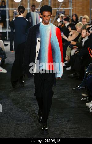 Paris, Frankreich. 22. Januar 2023. SACAI Herbst/Winter 2023-24 Runway während der Paris Fashion Week Menswear am 2023. Januar - Paris, Frankreich 22/01/2023 Gutschein: dpa/Alamy Live News Stockfoto