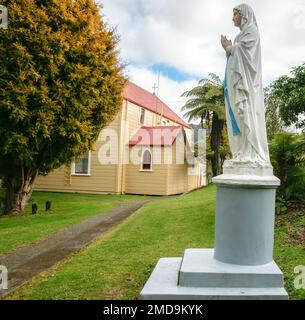 Hiruharama Neuseeland - 24 2010. Juli; Statue der Jungfrau Maria auf dem Gelände der historischen katholischen Kirche St. Joesph's Stockfoto