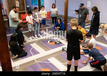 Studenten, die am STARBASE BattleBot teilnehmen, nehmen am Battle Royale am 14. Juli teil, während des dreitägigen Camps vom 12. Bis 14. Juli 2022 in Camp Umatilla, Oregon. Das STARBASE-Programm des Verteidigungsministeriums bietet unterversorgten Studenten in den USA die Möglichkeit, Wissenschaft, Technologie, Ingenieurwesen und Mathematik in einem stimulierenden Community-basierten Outreach-Programm zu erkunden. (Foto der Nationalgarde von John Hughel, Oregon Military Department Public Affairs) Air National Guard, Army National Guard, Department of Defense, Oregon National Guard, MINT Education, Sternenbasis, Stockfoto