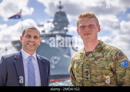 PEARL HARBOR (14. Juli 2022) Naval Criminal Investigative Service Special Agent Justin Smith, Left, und Australian Army Captain Nicholas Wood posieren vor der Royal Australian Navy Freggate HMAS Warramunga (FFH 152) auf der Joint Base Pearl Harbor-Hickam während Rim of the Pacific (RIMPAC) 2022.26 Nationen, 38, vier U-Boote Von Juni 29 bis August 4 nehmen mehr als 170 Flugzeuge und 25.000 Mitarbeiter an RIMPAC auf und um die hawaiianischen Inseln und Südkalifornien Teil. RIMPAC ist die weltweit größte internationale Seefahrt-Übung und bietet eine einzigartige Ausbildungsmöglichkeit Stockfoto