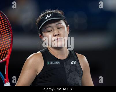 Melbourne, Australien. 22. Januar 2023. Zhu Lin aus China reagiert auf das Spiel der 4. Runde der Frauen gegen Victoria Azarenka aus Belarus bei den Australian Open im Melbourne Park in Melbourne, Australien, am 22. Januar 2023. Kredit: Hu Jingchen/Xinhua/Alamy Live News Stockfoto