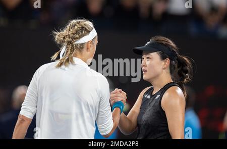 Melbourne, Australien. 22. Januar 2023. Zhu Lin (R) aus China begrüßt Victoria Azarenka aus Weißrussland nach dem 4. Runden-Spiel der Frauen im Rahmen der Australian Open im Melbourne Park, Australien, am 22. Januar 2023. Kredit: Hu Jingchen/Xinhua/Alamy Live News Stockfoto