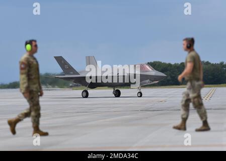 Eine F-35A Lightning II der US Air Force vom 60th Fighter Squadron, 33rd Fighter Wing, Eglin Air Force Base, Florida, bereitet sich am 14. Juli 2022 auf eine Trainingsmission in der Burlington Air National Guard Base, Vermont, vor. Nomaden innerhalb der 33rd Maintenance Group wurden geschult, um Aufgaben in benachbarten Bereichen wie Wartung mit geringer beobachtbarer Reichweite und Start und Bergung von Flugzeugen auszuführen. 33rd FW, Agile Combat Employment, F-35A, Multi-fähige Flugzeuge, etc. Stockfoto