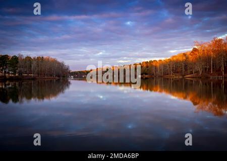 Die Sonne geht über einem wunderschönen See auf. Stockfoto