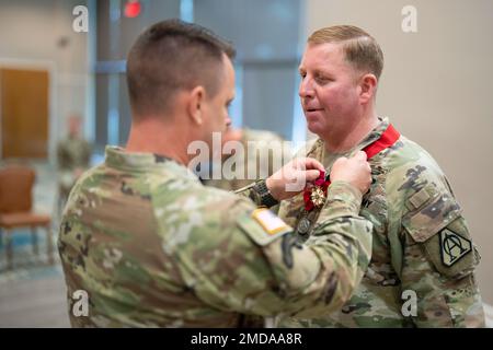 Oberst Douglas Copeland, scheidender Projektmanager für Soldier Maneuver and Precision Targeting (PM SMPT), erhält die Legion of Merit von Brigg. General Christopher Schneider, Program Executive Officer (PEO) Soldier, anlässlich einer auf Fort Belvoir im Juli 14 abgehaltenen Charterzeremonie. Die Zeremonie markierte die Auflösung des PM SMPT nach mehr als 20 Jahren der Bereitstellung von Fähigkeiten für Soldaten, die Letalität, Mobilität und Überlebensfähigkeit verbessern sollen. Stockfoto