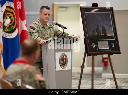 Brigg. General Christopher Schneider, Program Executive Officer (PEO) Soldier, spricht Oberst Douglas Copeland, scheidender Projektmanager für Soldier Maneuver and Precision Targeting (PM SMPT), während einer Charterzeremonie am Fort Belvoir, Juli 14. Die Zeremonie markierte die Auflösung des PM SMPT nach mehr als 20 Jahren der Bereitstellung von Fähigkeiten für Soldaten, die Letalität, Mobilität und Überlebensfähigkeit verbessern sollen. Stockfoto