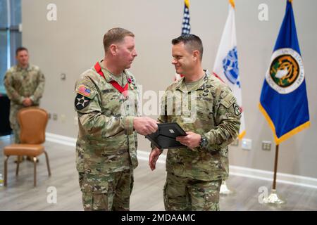 Oberst Douglas Copeland, ausscheidender Projektmanager für Soldier Maneuver and Precision Targeting (PM SMPT), übergibt Brig die Organisationscharta. General Christopher Schneider, Program Executive Officer (PEO) Soldier, anlässlich einer auf Fort Belvoir im Juli 14 abgehaltenen Charterzeremonie. Die Zeremonie markierte die Auflösung des PM SMPT nach mehr als 20 Jahren der Bereitstellung von Fähigkeiten für Soldaten, die Letalität, Mobilität und Überlebensfähigkeit verbessern sollen. Stockfoto