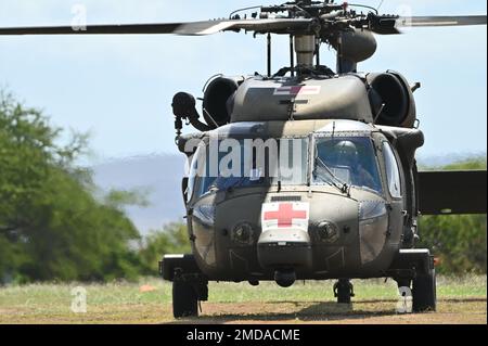 PEARL HARBOR (14. Juli 2022) Eine UH-60, die der 25. Combat Aviation Brigade gehört, landet in der Nähe des Lagers für humanitäre Hilfe und Katastrophenhilfe (HADR), um die Verletzten im Rahmen des Rim of Pacific (RIMPAC) 2022, Juli 14, zu transportieren. Von Juni 29 bis August 4 nehmen an der RIMPAC 25.000 Nationen, 38 Schiffe, drei U-Boote, mehr als 170 Flugzeuge und Mitarbeiter auf und um die hawaiianischen Inseln und Südkalifornien Teil. RIMPAC ist die weltweit größte internationale Seefahrt-Übung und bietet eine einzigartige Ausbildungsmöglichkeit bei gleichzeitiger Förderung und Aufrechterhaltung der kooperativen Beziehungen zwischen Partic Stockfoto