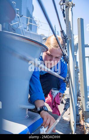 220713-N-UJ411-1014 PAZIFIK (13. Juli 2022) Seemann Alene Eichmann aus Clovis, Kalifornien, lackiert Teile an Bord der Arleigh-Burke-Klasse-Guided-Missile Destroyer USS Spruance (DDG 111). Abraham Lincoln Strike Group führt Routineeinsätze in der US-3.-Flotte durch. Stockfoto