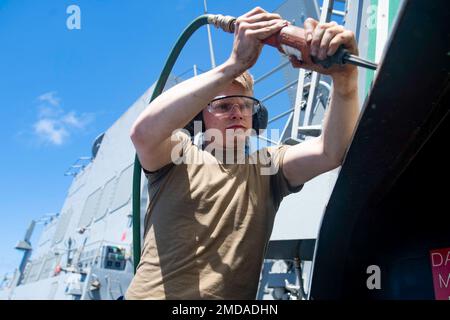 220713-N-UJ411-1039 PAZIFIK (13. Juli 2022) Boatswain's Mate Seaman Thomas Robinson streichelt mit einer Kanone an Bord der Arleigh-Burke-Klasse-Guided-Missile Destroyer USS Spruance (DDG 111) Farbe ab. Abraham Lincoln Strike Group führt Routineeinsätze in der US-3.-Flotte durch. Stockfoto