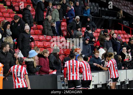 Sheffield, Großbritannien. 23. Januar 2023. Sheffield, England, Januar 22. 2023: Teamspieler von Sheffield United treffen Fans nach Sheffield United gegen Blackburn Rovers - Bramall Lane, Sheffield (Sean Chandler/SPP) Kredit: SPP Sport Press Photo. Alamy Live News Stockfoto