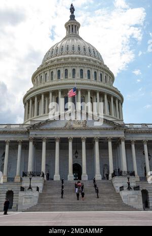 Die USA Die Streitkräfte-Bodyträger-Mannschaft trägt den mit der Flagge bedeckten Sarg der USA 4 Hershel Woodrow „Woody“ Williams, der letzte noch lebende Empfänger der Ehrenmedaille aus dem Zweiten Weltkrieg in den USA Capitol, Washington, D.C., 14. Juli 2022. Woody saß 20 Jahre im United States Marine Corps und wurde 1945 von Präsident Harry S. Truman mit der höchsten Auszeichnung des Militärs, der Ehrenmedaille des Kongresses, ausgezeichnet. (Marinekorps Foto von Sergeant Karis Mattingly) Stockfoto