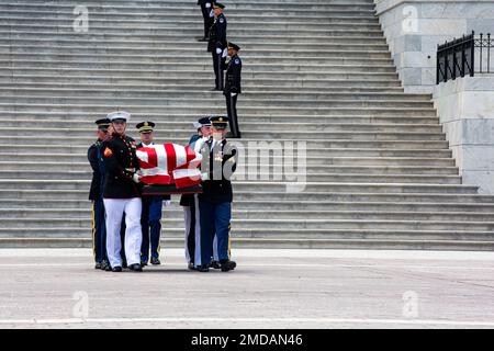 Die USA Die Streitkräfte-Bodyträger-Mannschaft trägt den mit der Flagge bedeckten Sarg der USA 4 Hershel Woodrow „Woody“ Williams, der letzte noch lebende Empfänger der Ehrenmedaille aus dem Zweiten Weltkrieg in den USA Capitol, Washington, D.C., 14. Juli 2022. Woody saß 20 Jahre im United States Marine Corps und wurde 1945 von Präsident Harry S. Truman mit der höchsten Auszeichnung des Militärs, der Ehrenmedaille des Kongresses, ausgezeichnet. (Marinekorps Foto von Sergeant Karis Mattingly) Stockfoto