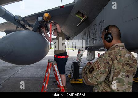 Staff Sgt. Dakota Liggettpage, 67. Aircraft Maintenance Unit, Arms Load Crew Team Chief, inspiziert eine AIM-9 Sidewinder Rakete während des F-15 Load Crew of the Quarter Wettbewerbs im 3. Quartal am Kadena Air Base, Japan, 15. Juli 2022. Im Rahmen des Wettbewerbs wird die Fähigkeit der Ladebesatzungen geprüft, Munition sicher, zuverlässig und zeitnah zu laden. Stockfoto