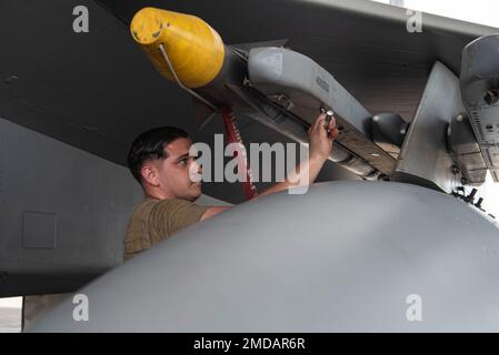 Staff Sgt. Gabriel Gomez, 44. Flugzeugwartungseinheit, Waffenladesteamchef, sichert sich eine AIM-9 Sidewinder-Rakete als Teil der F-15-Ladungstruppe des Quartalswettbewerbs am Kadena Air Base, Japan, 15. Juli 2022. Im Rahmen des Wettbewerbs wird die Fähigkeit der Ladebesatzungen geprüft, Munition sicher, zuverlässig und zeitnah zu laden. Stockfoto