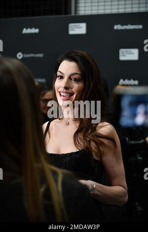 Park City, USA. 21. Januar 2023. Anne Hathaway nimmt am 21. Januar 2023 am Ray Theatre in Park City, Utah, an der Premiere des Sundance Film Festival „Eileen“ 2023 Teil. Foto: Casey Flanigan/imageSPACE Credit: Imagespace/Alamy Live News Stockfoto