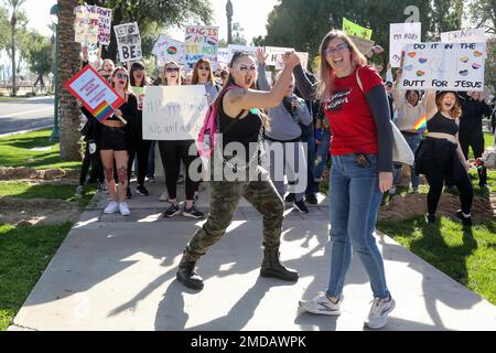 Die Veranstalter Noelle Canez und eine Sprecherin von Radical Women Phoenix posieren vor dem marsch beim Protest Greater Than Roe Drag, der zusammen mit landesweiten Schwestermärschen im Arizona State Capitol in Phoenix, Arizona, am 22. Januar 2023 stattfindet. An diesem Tag jährt sich der 50. Jahrestag der Entscheidung von Roe V. Wade, mit der die Abtreibung als Grundrecht geschützt wurde, und diese Veranstaltung fand in Solidarität mit Mitgliedern der lokalen Drag-Community statt, um sich gegen Anti-Drag- und Anti-LGBTQIA-Gesetze im Staatshaus von Arizona zu wehren und den Zusammenhang zwischen Abtreibung hervorzuheben Rechte und schwule Rechte für Stockfoto