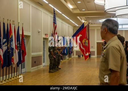 USA Marines und USA Navy-Matrosen vom Naval Dental Center Color Guard, 2. Dental Bataillon, 2. Marine Logistics Group, präsentieren während einer Zeremonie zum Kommandowechsel in Camp Lejeune, North Carolina, am 15. Juli 2022 Farben. Während der Zeremonie übernahm Kapitän Sherry A. Caraveo das Kommando über das 2. Dental-Bataillon von Kapitän Nadji M. Hariri. Stockfoto