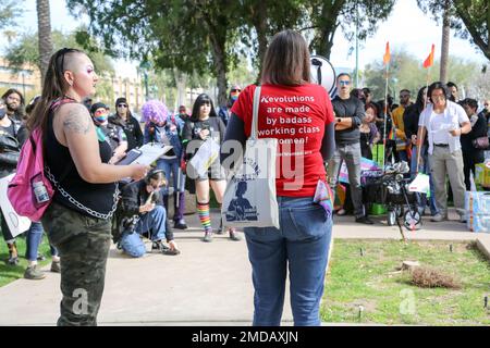 Ein Sprecher von Radical Women Phoenix hält eine Rede vor der Menge, bevor der Protest „Greater Than Roe Drag“ in Verbindung mit landesweiten Schwestermärschen am Arizona State Capitol in Phoenix, Arizona, am 22. Januar 2023 stattfand. An diesem Tag jährt sich der 50. Jahrestag der Entscheidung von Roe V. Wade, mit der die Abtreibung als Grundrecht geschützt wurde, und diese Veranstaltung fand in Solidarität mit Mitgliedern der lokalen Drag-Community statt, um sich gegen Anti-Drag- und Anti-LGBTQIA-Gesetze im Staatshaus von Arizona zu wehren und den Zusammenhang zwischen Abtreibung hervorzuheben Rechte und seltsame Rechte für körperliche Autonomie. Stockfoto