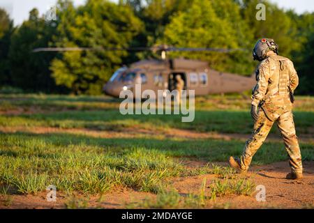 Soldaten der Alpha and Bravo Company, 1. Bataillon, 114. Infanterie-Regiment, 44. Infanterie-Brigade-Kampfteam, New Jersey Army National Guard werden von UH-60 Blackhawks bei der Exportable Combat Training Capability (XCTC)-Übung in Fort Drum, New York, transportiert. Mehr als 2.500 Soldaten nehmen an der Schulung Teil, die es den Brigaden-Kampfteams ermöglicht, die ausgebildete Zugbereitschaft zu erreichen, die für Einsatz, Kampf und Sieg erforderlich ist. Stockfoto