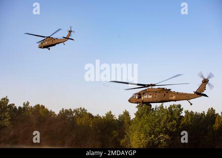 Soldaten der Alpha and Bravo Company, 1. Bataillon, 114. Infanterie-Regiment, 44. Infanterie-Brigade-Kampfteam, New Jersey Army National Guard werden von UH-60 Blackhawks bei der Exportable Combat Training Capability (XCTC)-Übung in Fort Drum, New York, transportiert. Mehr als 2.500 Soldaten nehmen an der Schulung Teil, die es den Brigaden-Kampfteams ermöglicht, die ausgebildete Zugbereitschaft zu erreichen, die für Einsatz, Kampf und Sieg erforderlich ist. Stockfoto