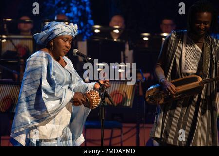 Glasgow, Schottland. 19. Januar 2023 Dre Cali, Mali Duo, trat im Konzertsaal Glasgow auf dem Eröffnungskonzert des Musikfestivals Celtic Connections 2023 auf. Foto: Pauline Keightley/Alamy. Stockfoto