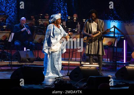 Glasgow, Schottland. 19. Januar 2023 Dre Cali, Mali Duo, trat im Konzertsaal Glasgow auf dem Eröffnungskonzert des Musikfestivals Celtic Connections 2023 auf. Foto: Pauline Keightley/Alamy. Stockfoto