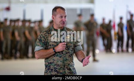 USA Scott F. Benedict, Generalstabschef des Marine Corps, 2. Marine Aircraft Wing (MAW), spricht vor dem Publikum während einer Zeremonie zur Befehlsänderung für die Marine Aircraft Group (mag) 14 in der Marine Corps Air Station Cherry Point, North Carolina, am 15. Juli 2022. Die Zeremonie war eine Übertragung von Verantwortung, Autorität und Rechenschaftspflicht von Oberst Marlin D. Williams auf Oberst James T. Bardo. MAG-14 ist eine Untereinheit von 2. MAW, dem Luftkampfelement der II. Marine Expeditionary Force. Stockfoto