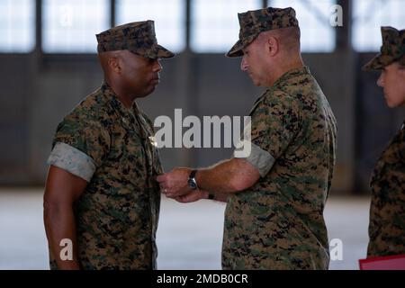 USA General Scott F. Benedict, Kommandeur des 2. Marine Aircraft Wing (MAW), Right, verleiht Oberst Marlin D. Williams während einer Zeremonie zum Kommandowechsel für die Marine Aircraft Group (mag) 14 an der Marine Corps Air Station Cherry Point, North Carolina, 15. Juli 2022. Die Zeremonie war eine Übertragung von Verantwortung, Autorität und Rechenschaftspflicht von Williams auf Oberst James T. Bardo. MAG-14 ist eine Untereinheit von 2. Marine Aircraft Wing, dem Luftkampfelement der II Marine Expeditionary Force. Stockfoto