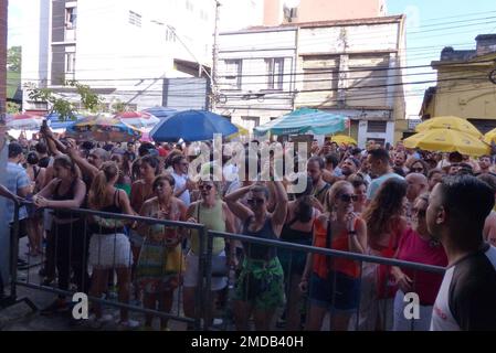 Sao Paulo, Sao Paulo, Brasilien. 22. Januar 2023. (INT) vor den Karnevalsblockproben in Sao Paulo. 22. Januar 2023, Sao Paulo, Brasilien: Der Baixo Augusta Academic Block hielt seine erste offene Probe am Sonntagnachmittag (22) ab und empfing ein Publikum von über 3.000 Personen im Schuppen des MST im Viertel Campos Eliseos im Zentrum von Sao Paulo. Die Proben werden für die nächsten 2 Sonntage am selben Ort fortgesetzt und der Eintritt ist bis zur Raumkapazität frei. Eine viel größere Öffentlichkeit war anwesend und versammelte sich auf den Straßen vor dem Schuppen, was zu Straßensperrungen und Verkehrsstörungen in der Nachbarschaft führte Stockfoto