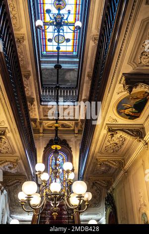 Deckenleuchte und Buntglasfenster in der Decke über der großen Treppe des Victoria Mansion Stockfoto