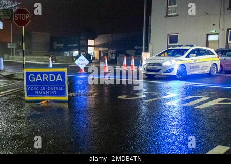 Ballinasloe, Galway, Irland, 23. Januar 2023. Garda-Straßensperre nach tödlichem Verkehrsunfall mit drei Fahrzeugen an Ashtree Junction in Ballinasloe. Kredit: Athlone Photography/Alamy Live News Stockfoto