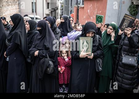 Istanbul, Türkei. 22. Januar 2023. Demonstranten halten den Heiligen Koran während der Demonstration fest. Nach Rasmus Paludan, dem Führer der rechtsextremen politischen Partei Hard Line in Dänemark und auch einem schwedischen Bürger, der den Heiligen Koran in der Nähe der türkischen Botschaft in Stockholm verbrannte, haben die Menschen in der Nähe des schwedischen Konsulats in Beyoglu, Istanbul demonstriert. Kredit: SOPA Images Limited/Alamy Live News Stockfoto