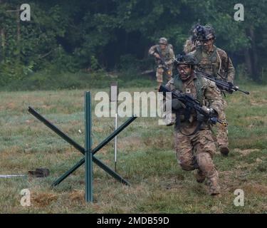 Soldaten des 2. Bataillons, der 506. Infanterie, des 3. Brigaden-Kampfteams, der 101. Luftwaffendivision (Luftangriff), treten während einer Dorfübung auf Fort Campbell, Ky, durch einen Durchbruch ein. 15. Juli 2022. In der Übung wurde simuliert, was beim Räumen von Gebäuden und Räumen zu tun ist. Stockfoto