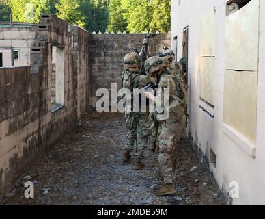 Soldaten des 2. Bataillons, der 506. Infanterie, des 3. Brigaden-Kampfteams, der 101. Luftwaffe, durchbrechen ein Gebäude während einer Dorfübung auf Fort Campbell, Ky. 15. Juli 2022. In der Übung wurde simuliert, was beim Räumen von Gebäuden und Räumen zu tun ist. Stockfoto