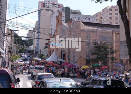 Sao Paulo, Sao Paulo, Brasilien. 22. Januar 2023. (INT) vor den Karnevalsblockproben in Sao Paulo. 22. Januar 2023, Sao Paulo, Brasilien: Der Baixo Augusta Academic Block hielt seine erste offene Probe am Sonntagnachmittag (22) ab und empfing ein Publikum von über 3.000 Personen im Schuppen des MST im Viertel Campos Eliseos im Zentrum von Sao Paulo. Die Proben werden für die nächsten 2 Sonntage am selben Ort fortgesetzt und der Eintritt ist bis zur Raumkapazität frei. Eine viel größere Öffentlichkeit war anwesend und versammelte sich auf den Straßen vor dem Schuppen, was zu Straßensperrungen und Verkehrsstörungen in der Nachbarschaft führte Stockfoto