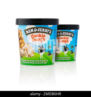 Tallinn, Estland - Januar 2023: Ben Jerry's Cookie Dought Ice Cream isoliert auf weißem Hintergrund. Stockfoto
